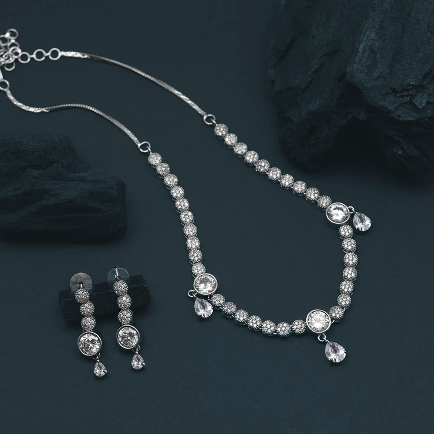 buy-yaaritas-silver-color-american-diamond-necklace-set