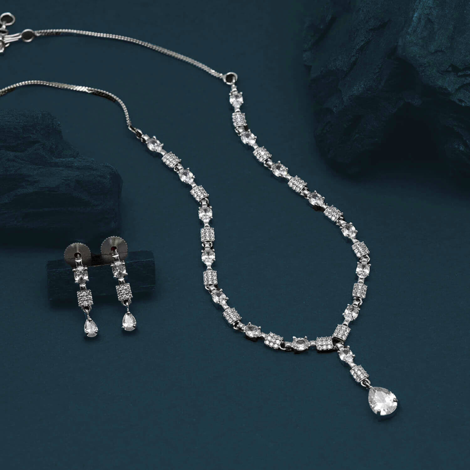 buy-yaaritas-silver-color-american-diamond-necklace-set
