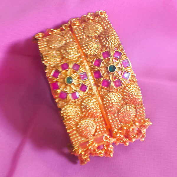 yaaritas-high-gold-polish-designer-antique-bangle-set