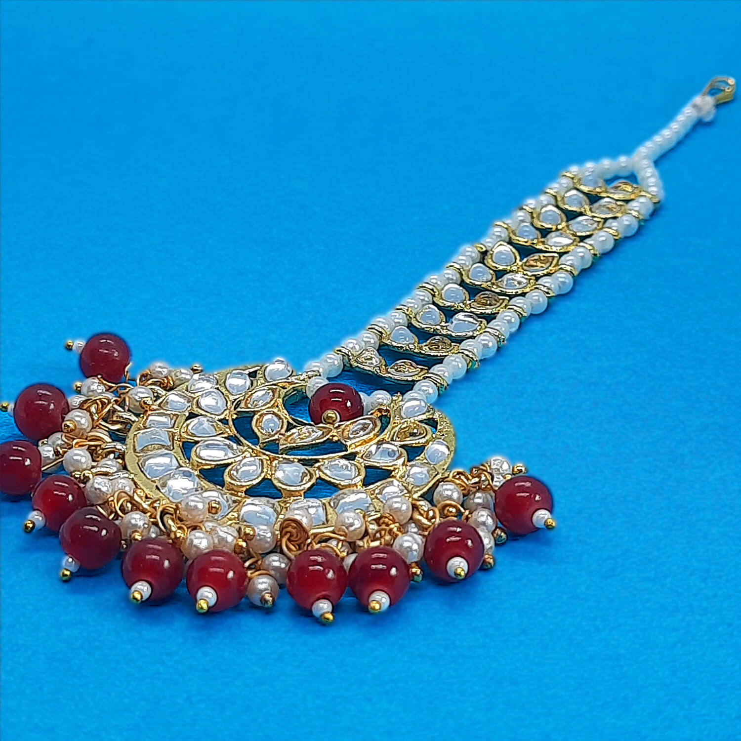 yaaritas-maroon-color-kundan-maang-tika